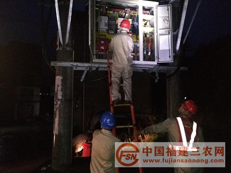 （1）7月11日晚，国网周宁供电公司抢修人员对10千伏线路故障进行夜间抢修（阮军传摄）.jpg