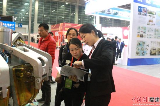 博览会上,寻找合作商机的小型企业与参展商进行面对面交流。陈丽霞摄 博览会上,寻找合作商机的小型企业与参展商进行面对面交流。陈丽霞摄