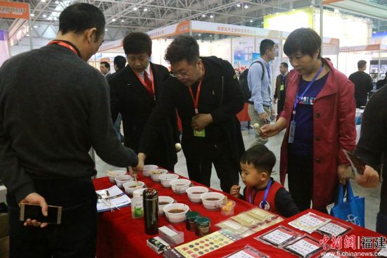 市民正在展位前试吃。陈丽霞摄 市民正在展位前试吃。陈丽霞摄