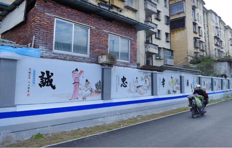 市民骑行从邵武市水北街道太保路文化墙打卡点经过