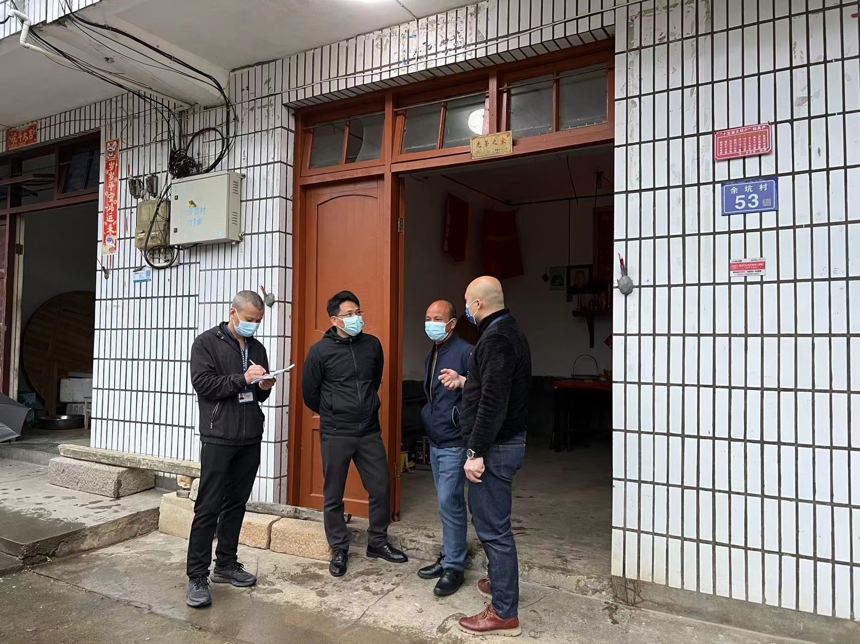 安仁乡纪委干部与余坑村纪检委员针对拆旧补偿款未发放问题开展入户走访。