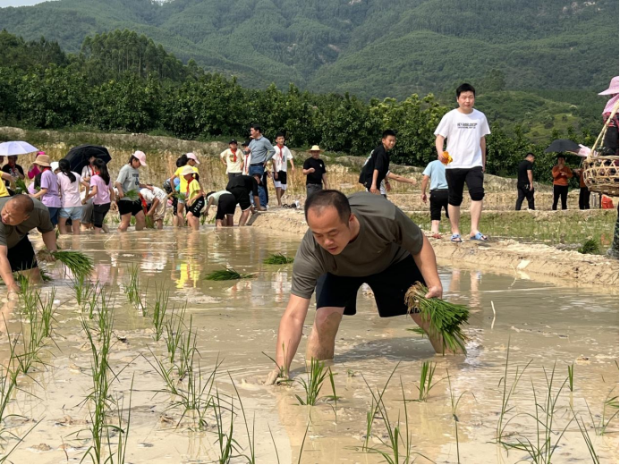 福建平和：守粮护河两不误 青春力量来助力(1)121.png
