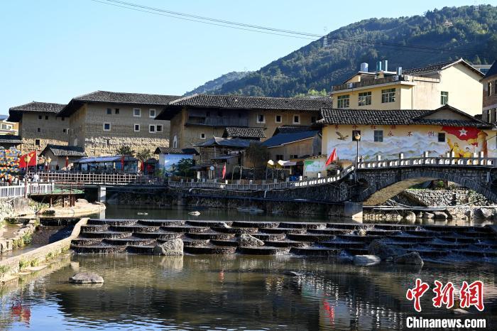 南江村的土楼沿溪而建,两条小溪汇聚在南江村内。 张金川 摄
