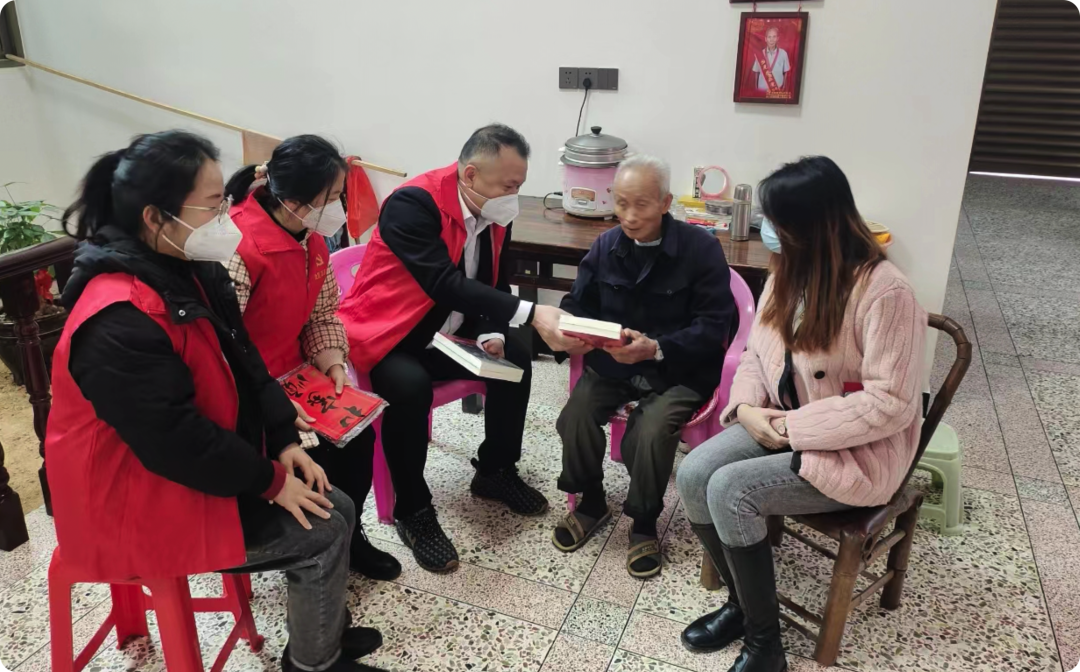 组工干部入户走访慰问困难党员、群众。