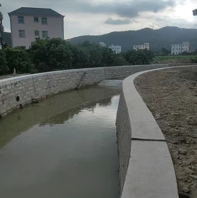 整治后的渔苏河,护岸坚固美观,河道通畅整洁